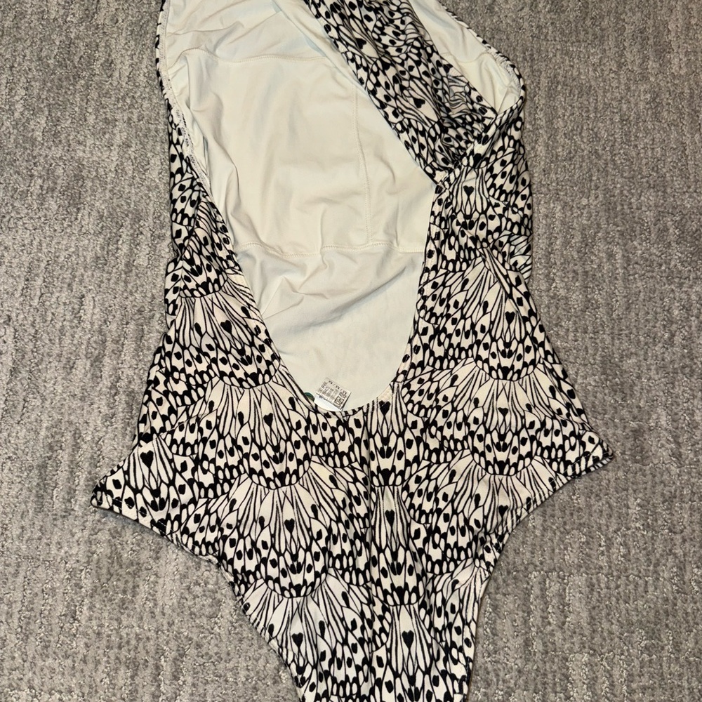 Patterned One-Shoulder Swimsuit - Picture 3 of 4